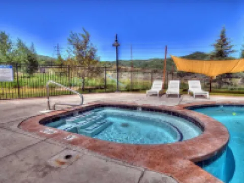 Top-Floor Condo w/ Mountain Views, Loft, Heated Garage – Sleeps 5