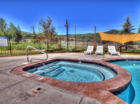 Top-Floor Condo w/ Mountain Views, Loft, Heated Garage – Sleeps 5
