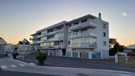 Saint Gilles Croix de Vie facing the sea (l'Adon