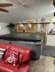 Comfy lake home  on the water mins from cp, sports force, downtown and the jet Hotels near Soda Pop's