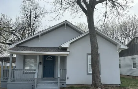 Pet friendly home; adjustable beds; near shopping and restaurants