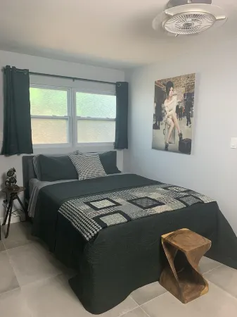 Red Door Cottage in West Palm Beach Отели в г. Уэст-Палм-Бич