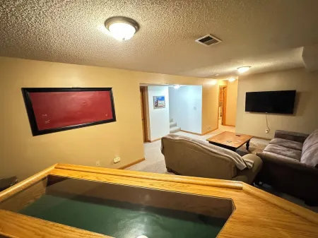 The All Inn: Spacious 3-Bedroom Home 1 Minute from Shattuck-St. Mary's School! Отели в г. Фэрибо