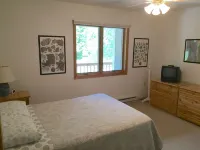 Sunny Condo w/ Outlet Shops, Expansive Mountain, Valley Views Near North Conway
