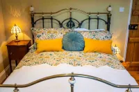 Whatley Cottage, Rural Retreat. Pet Friendly.