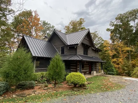 Caspian Cottage - Secluded log cabin on 150 acres
