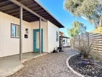 Cute 2-BR house with stunning golf course views from the backyard!