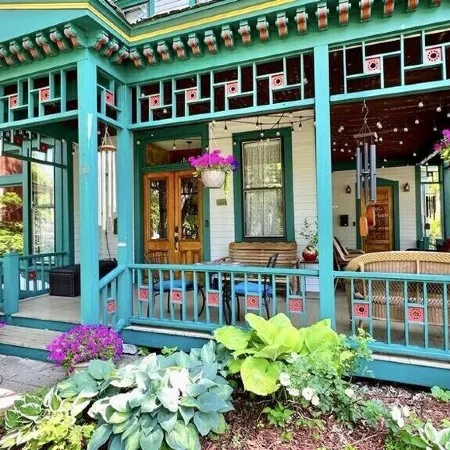 Unit 2 Historic Irvine Park House near West 7th Bars, Restaurants, Xcel, River Отели рядом с достопримечательностью «Музей науки штата Миннесота»