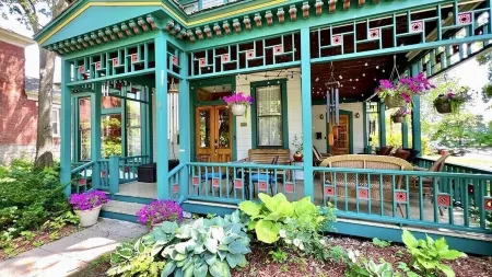 Unit 1 Historic Irvine Park House near West 7th Bars, Restaurants, Xcel, River Отели рядом с достопримечательностью «Эксель-Энерджи-центр»