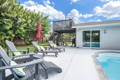 Beachside Private Pool/Yard Kid&Pet Friendly. 3 min from the Beach