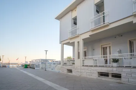 THE PORTICO ON THE SEA Отели в г. SanMauro a Mare