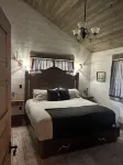 Rustic Elegant Cabin 5 Mns to Ynp ~ Open Year Round