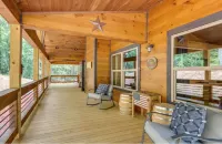 Peaceful and pristine newly built cabin perfectly located near the Ocoee River