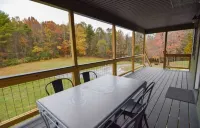 Heartwood♥ Cabin loft w/private HotTub, Hiking, Fishing, & Ziplines on 66 acres!