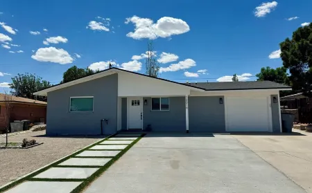 King size bed and 7 min away from Cielo Vista, El Paso's airport and Fort Bliss!
