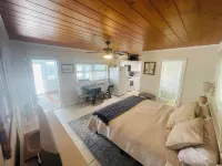1BR beach getaway: pool, pier, sunset views. Full amenities. Near beach access.