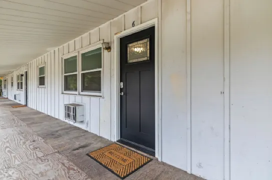 King bed 2BR Suite in the Heart of Appleton