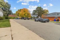 Modern & Cozy 2BR w/ King Bed in Appleton, 30 mins by drive from Lambeau Field