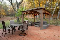 Luxury,Log Cabin 65AC. of Private Forest, Trails,Sauna,Hot-Tub. Baughman Park.