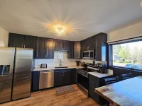 Harbour View Getaway- unique, fully renovated 1 block from the lake!