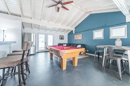 The Rustic Retreat!  With a game room & a great outdoor vibe! Отели в г. Брайан