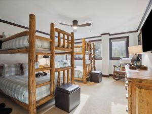 Spacious 2BD + Den, Ski In OutIn the Heart of Beaver Creek VillagePool jacuzzi