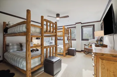 Spacious 2BD + Den, Ski In OutIn the Heart of Beaver Creek VillagePool jacuzzi