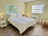 Casa Celeste. Fenced Back Yard. Close to Boat Ramp. Children and Dog Friendly. Hotels in Palm City