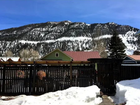 Gowdy Apartment. Fenced yard pet friendly , modern, clean. Gowdy Properties