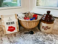 2 Br home with Hot-Tub! Quiet, dead end street