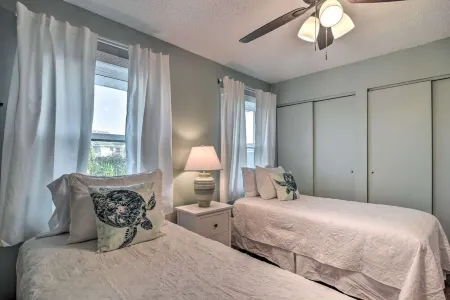 Convenient Condo with Balcony - Steps to Gulf Coast Beaches! Отели рядом с достопримечательностью «Тики Гарденс - Индиан-Шорс Бич Аксесс»