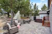 TheNest @Eagle Crest! Your Gateway Stop to R&R: Private Hot Tub, Deck & Patios Hotels near Cline Falls State Park