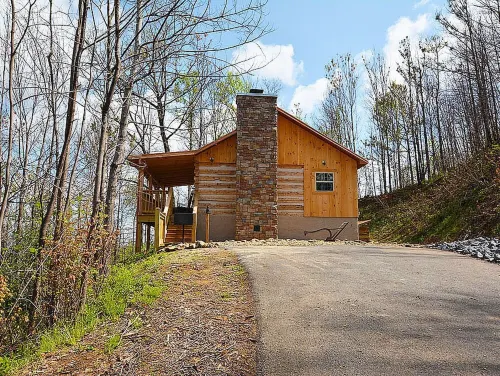 HONEYMOON HIDEAWAY - SECLUDED ANTIQUE LOG CABIN WITH AMAZING VIEWS!!!