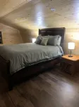 Tranquil creek view cabin Hotels near Flint Ridge Vineyard & Winery