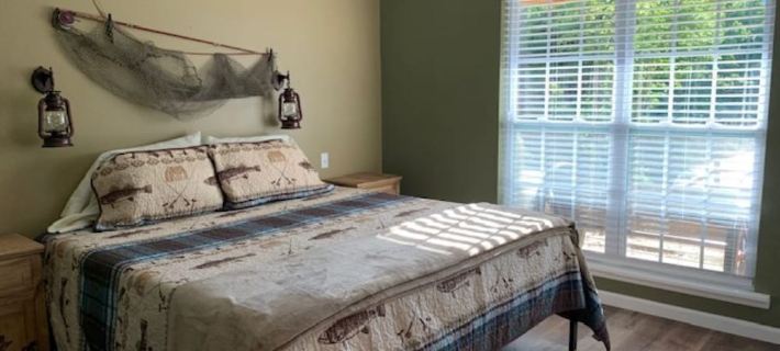 Huckleberry, Quite, Great Fishing, affordable Hotels in Dade County