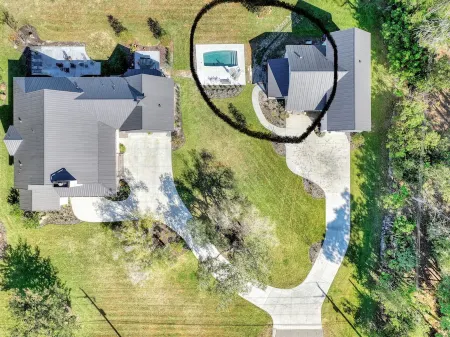 "Bee Keeper's Cottage" on private estate, new construction, close to everything! Отели рядом с достопримечательностью «Селери Филдс»