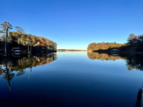 Cozy Cabin with Screened Porch and Fishing Dock on Lake D'Arbonne