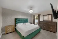 Casa De Paradiso - Modern yet comfy home at the center of it all! Hotels near Mindy O Water Park