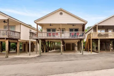 Updated Home on the Guadalupe River Beach and Tubing Haven! Hotel dekat Guadalupe River