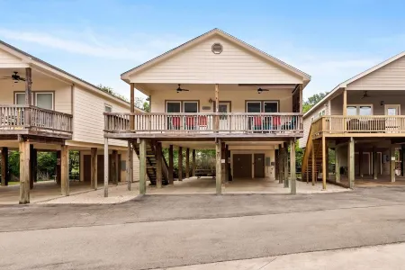 Updated Home on the Guadalupe River Beach and Tubing Haven! Отели рядом с достопримечательностью «Guadalupe River»