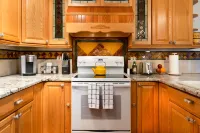 Charming 2 bedroom 2 bathroom home with jetted tub!