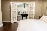 Cheerful 4 bedroom home with  heated pool & lake views