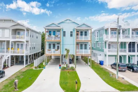Townhouse a block from beach, Ocean facing, EZ Access elevator, Covered parking!