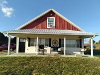 Horse farm with stunning mountain views! Hotels in Greene County