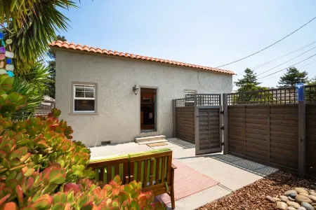 Stunning Seabright Cottage: Walk to the Beach & Boardwalk