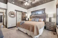 Expansive 7 bedroom, 3 car garage, 2 hot tubs, paved roads, wifi & pool access Hotels in 