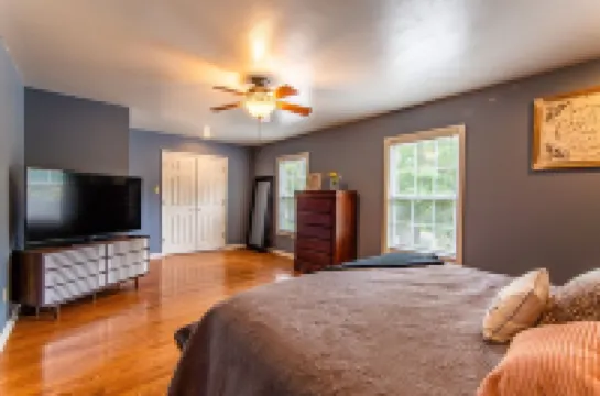 Gorgeous River Cabin King Beds Hot Tub Kayaks Fire Pit.