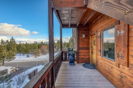 Condo w/ Beautiful Mountain View. Steps from Ski/Trails. Donner Lake. EV outlet