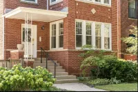 Great Evanston Home- great for traveling families! Parking Included Hotels in Evanston