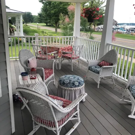 Cozy cottage on beautiful Lake Charlevoix